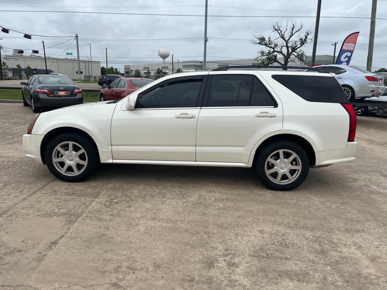 2005 white /TAN Cadillac SRX V6 (1GYEE637250) with an 3.6L V6 DOHC 24V engine, 5-Speed Automatic Overdrive transmission, located at 14700 Tomball Parkway 249, Houston, TX, 77086, (281) 444-2200, 29.928619, -95.504074 - Photo #3